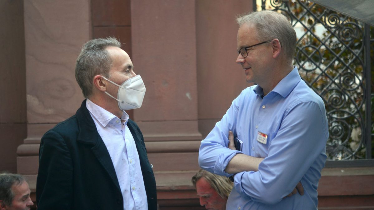 Frankfurt am Main 28.04.2022, Stadtteil Westend, Ulmenstrasse 20, Eröffnung Fotoausstellung "Zeichen der Zeit" – Fotoausstellung von Lucas Bäuml, Redaktionsfotograf der F.A.Z. HIER: Nikolaus Münster (FPC) (l.) und Carsten Knop (FAZ Herausgeber). (c) FOTO: Rainer Rüffer (Rueffer)
