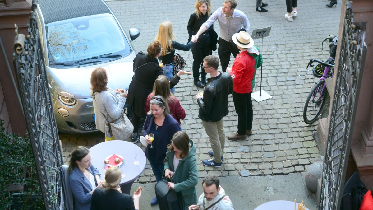 Frankfurt am Main 28.04.2022, Stadtteil Westend, Ulmenstrasse 20, Eröffnung Fotoausstellung "Zeichen der Zeit" – Fotoausstellung von Lucas Bäuml, Redaktionsfotograf der F.A.Z. (c) FOTO: Rainer Rüffer (Rueffer)