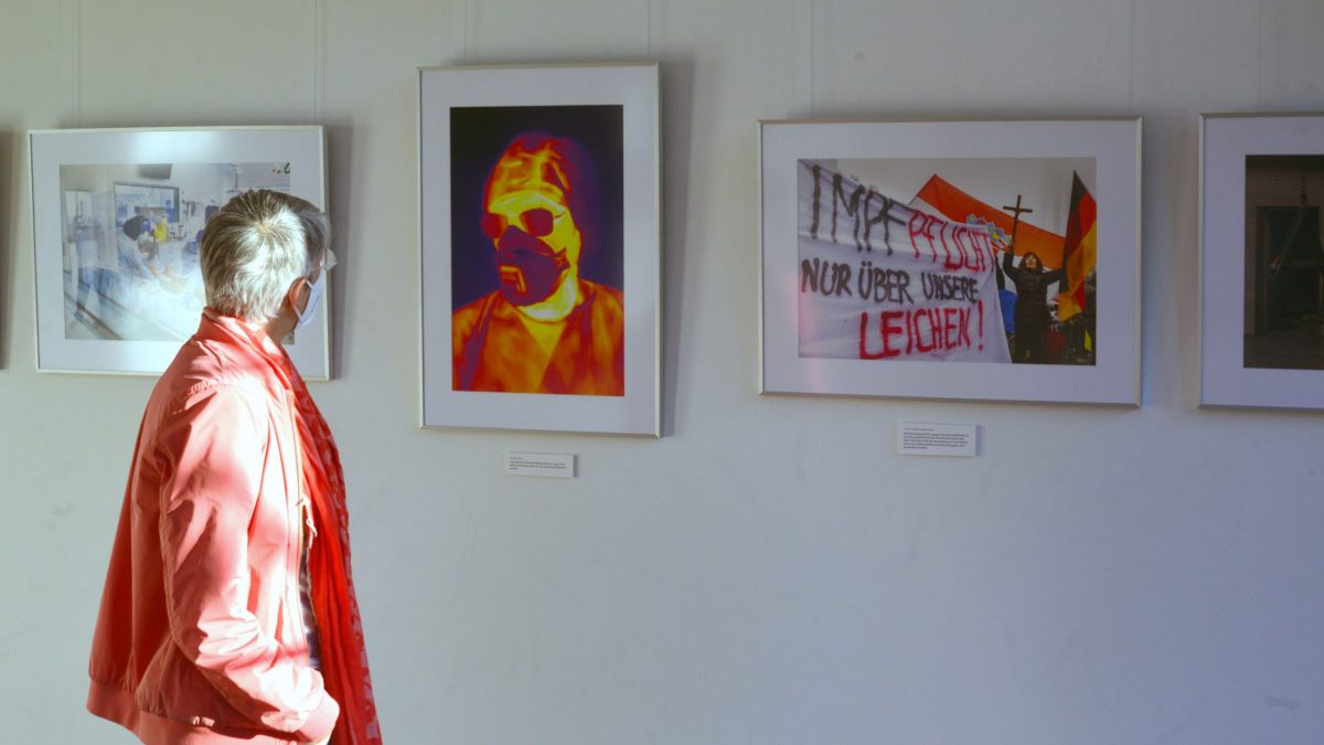 Frankfurt am Main 28.04.2022, Stadtteil Westend, Ulmenstrasse 20, Eröffnung Fotoausstellung "Zeichen der Zeit" – Fotoausstellung von Lucas Bäuml, Redaktionsfotograf der F.A.Z. (c) FOTO: Rainer Rüffer (Rueffer)