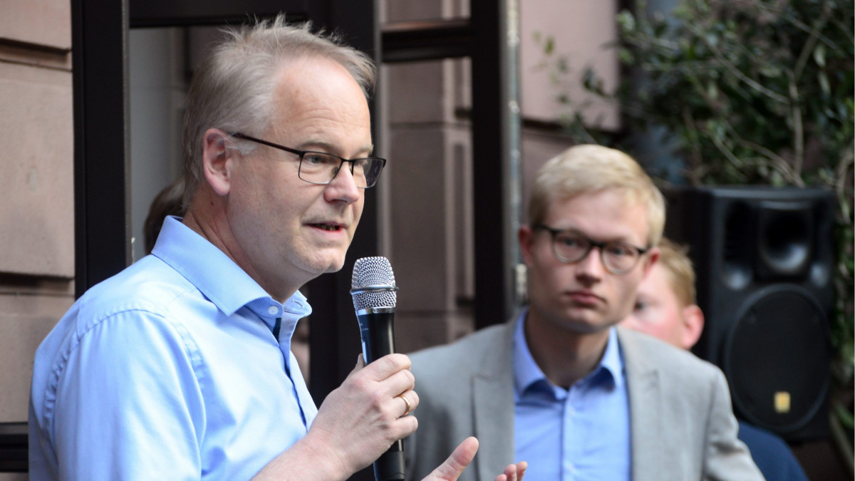Frankfurt am Main 28.04.2022, Stadtteil Westend, Ulmenstrasse 20, Eröffnung Fotoausstellung "Zeichen der Zeit" – Fotoausstellung von Lucas Bäuml, Redaktionsfotograf der F.A.Z (r.). HIER: Mit Carsten Knop (FAZ-Herausgeber) (l.). (c) FOTO: Rainer Rüffer (Rueffer)