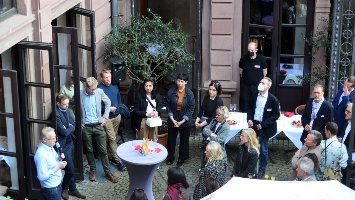 Frankfurt am Main 28.04.2022, Stadtteil Westend, Ulmenstrasse 20, Eröffnung Fotoausstellung "Zeichen der Zeit" – Fotoausstellung von Lucas Bäuml, Redaktionsfotograf der F.A.Z. (c) FOTO: Rainer Rüffer (Rueffer)