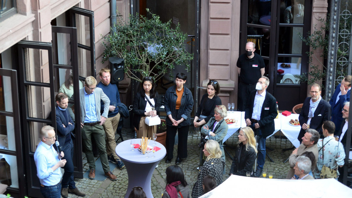 Frankfurt am Main 28.04.2022, Stadtteil Westend, Ulmenstrasse 20, Eröffnung Fotoausstellung "Zeichen der Zeit" – Fotoausstellung von Lucas Bäuml, Redaktionsfotograf der F.A.Z. (c) FOTO: Rainer Rüffer (Rueffer)