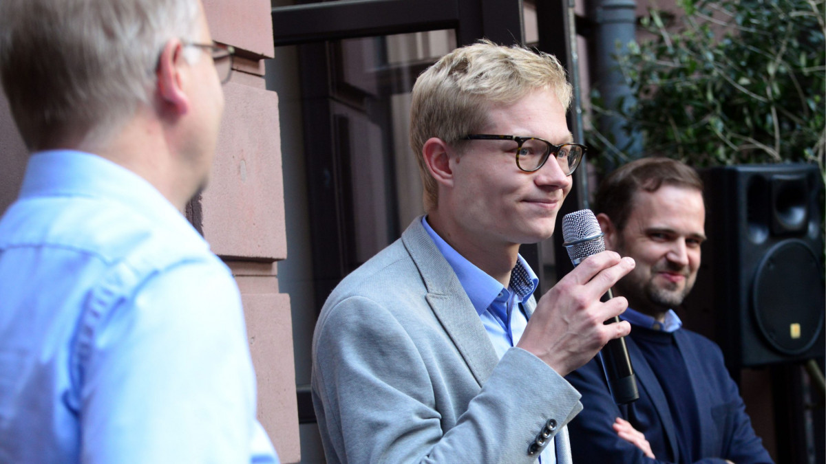Frankfurt am Main 28.04.2022, Stadtteil Westend, Ulmenstrasse 20, Eröffnung Fotoausstellung "Zeichen der Zeit" – Fotoausstellung von Lucas Bäuml, Redaktionsfotograf der F.A.Z (m.). HIER: Mit Carsten Knop (FAZ-Herausgeber) (l.) und Henner Flohr (Leiter FAZ-Bildredaktion) .(c) FOTO: Rainer Rüffer (Rueffer)