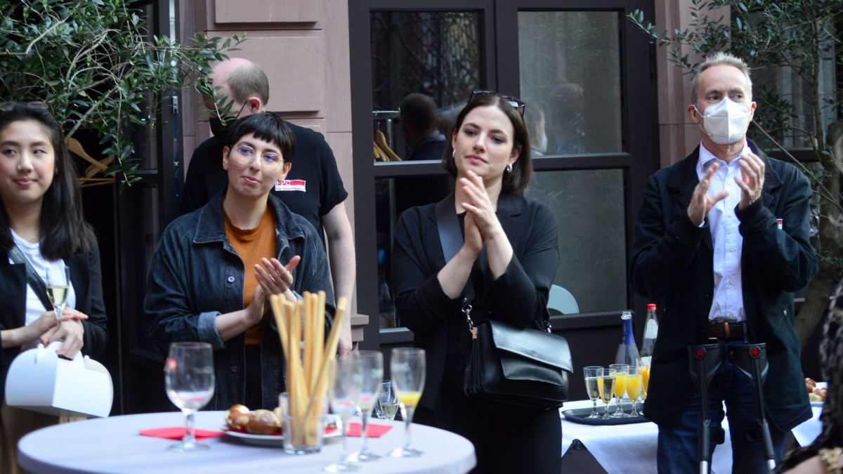 Frankfurt am Main 28.04.2022, Stadtteil Westend, Ulmenstrasse 20, Eröffnung Fotoausstellung "Zeichen der Zeit" – Fotoausstellung von Lucas Bäuml, Redaktionsfotograf der F.A.Z. (c) FOTO: Rainer Rüffer (Rueffer)