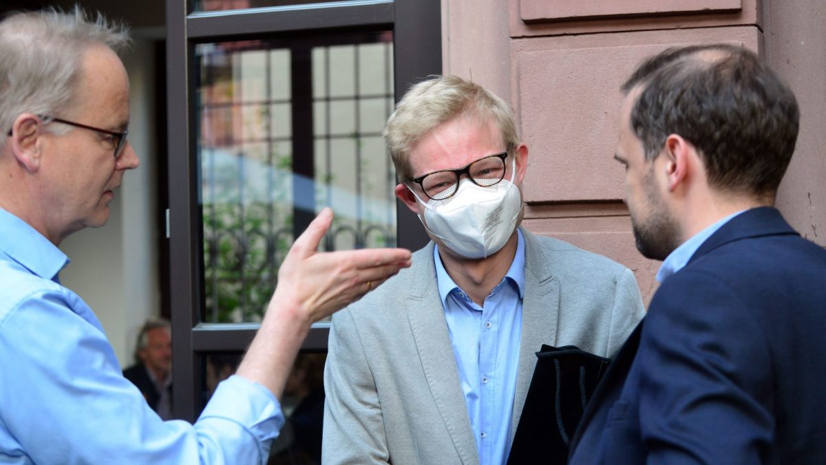 Frankfurt am Main 28.04.2022, Stadtteil Westend, Ulmenstrasse 20, Eröffnung Fotoausstellung "Zeichen der Zeit" – Fotoausstellung von Lucas Bäuml, Redaktionsfotograf der F.A.Z (m.). HIER: Mit Carsten Knop (FAZ-Herausgeber) (l.) und Henner Flohr (Leiter FAZ-Bildredaktion) .(c) FOTO: Rainer Rüffer (Rueffer)