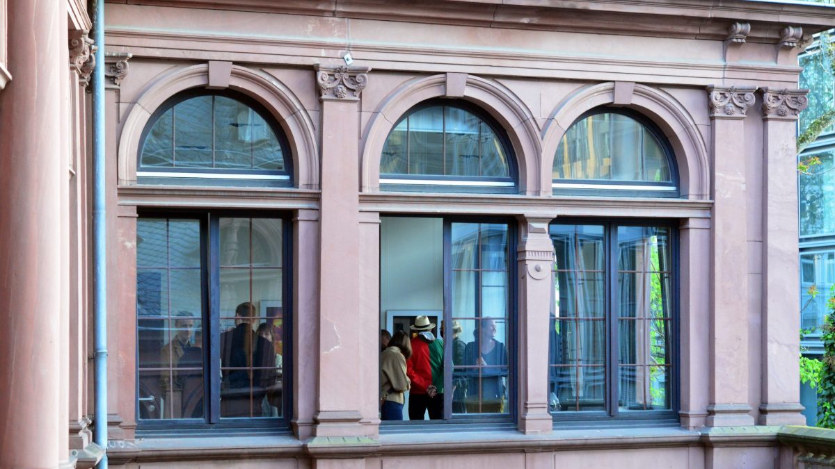 Frankfurt am Main 28.04.2022, Stadtteil Westend, Ulmenstrasse 20, Eröffnung Fotoausstellung "Zeichen der Zeit" – Fotoausstellung von Lucas Bäuml, Redaktionsfotograf der F.A.Z. (c) FOTO: Rainer Rüffer (Rueffer)