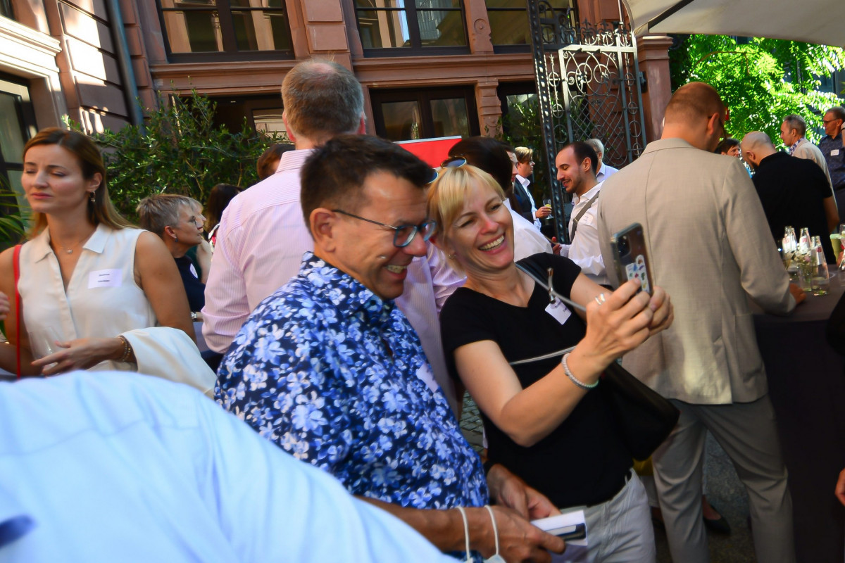 Frankfurt am Main, 15.07.2022, Stadtteil Westend, Ulmenstrasse 20, Frankfurter-Presseclub (FPC) feiert sein Sommerfest. (c) FOTO: Rainer Rüffer (RUEFFER).