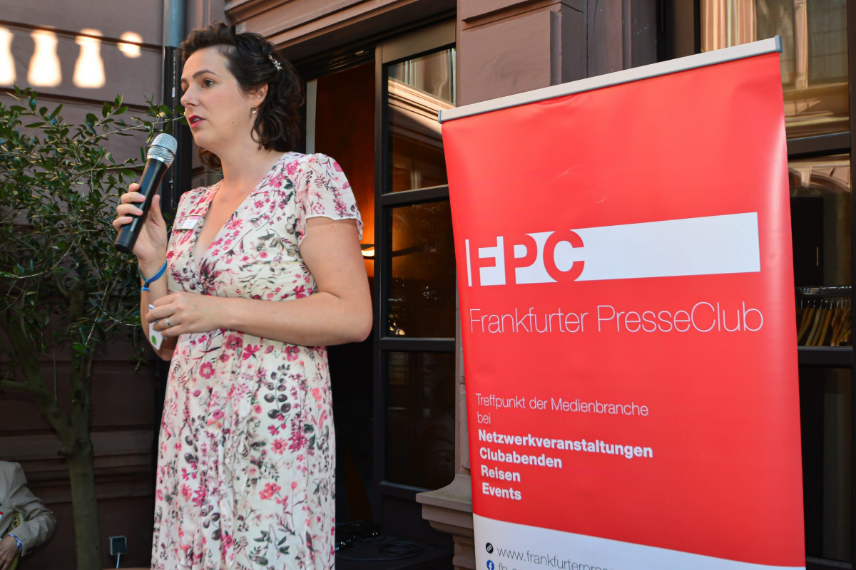 Frankfurt am Main, 15.07.2022, Stadtteil Westend, Ulmenstrasse 20, Frankfurter-Presseclub (FPC) feiert sein Sommerfest. HIER: FPC-Praesidentin Jana Sauer bei ihrer Ansprache. (c) FOTO: Rainer Rüffer (RUEFFER).