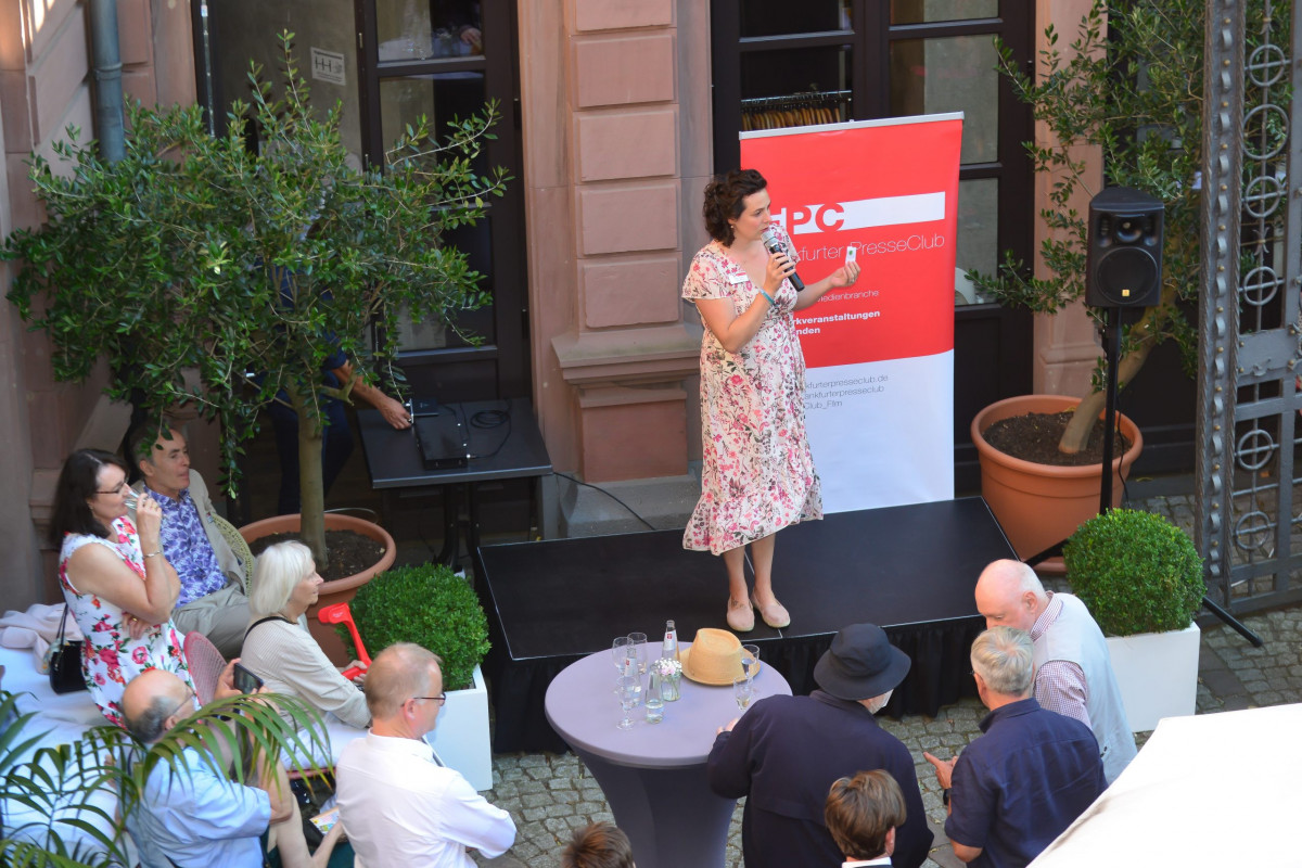 Frankfurt am Main, 15.07.2022, Stadtteil Westend, Ulmenstrasse 20, Frankfurter-Presseclub (FPC) feiert sein Sommerfest. HIER: FPC-Praesidentin Jana Sauer bei ihrer Ansprache. (c) FOTO: Rainer Rüffer (RUEFFER).