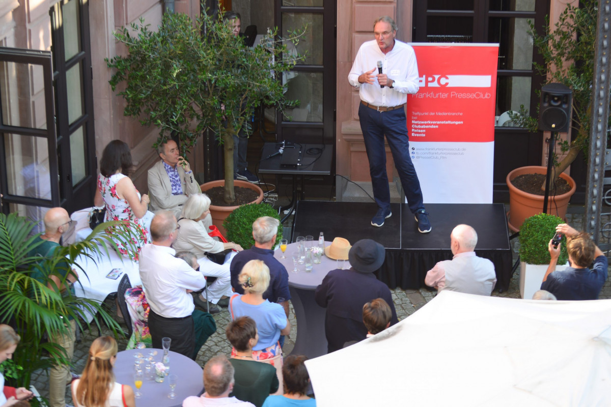Frankfurt am Main, 15.07.2022, Stadtteil Westend, Ulmenstrasse 20, Frankfurter-Presseclub (FPC) feiert sein Sommerfest. HIER: Festredner Prof. Dr. Jochen Maas, (Geschäftsführer Forschung und Entwicklung der Sanofi-Aventis Deutschland GmbH). (c) FOTO: Rainer Rüffer (RUEFFER).