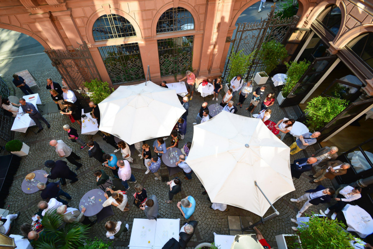 Frankfurt am Main, 15.07.2022, Stadtteil Westend, Ulmenstrasse 20, Frankfurter-Presseclub (FPC) feiert sein Sommerfest. (c) FOTO: Rainer Rüffer (RUEFFER).