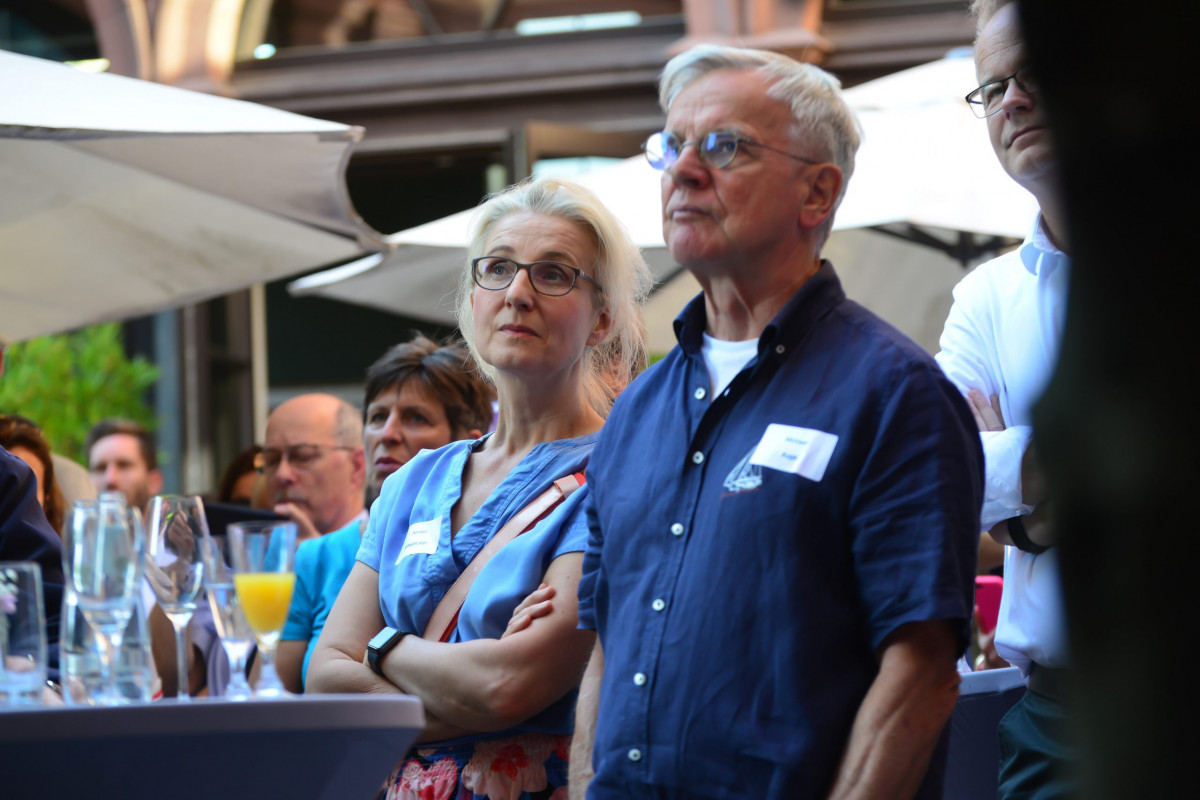 Frankfurt am Main, 15.07.2022, Stadtteil Westend, Ulmenstrasse 20, Frankfurter-Presseclub (FPC) feiert sein Sommerfest. (c) FOTO: Rainer Rüffer (RUEFFER).