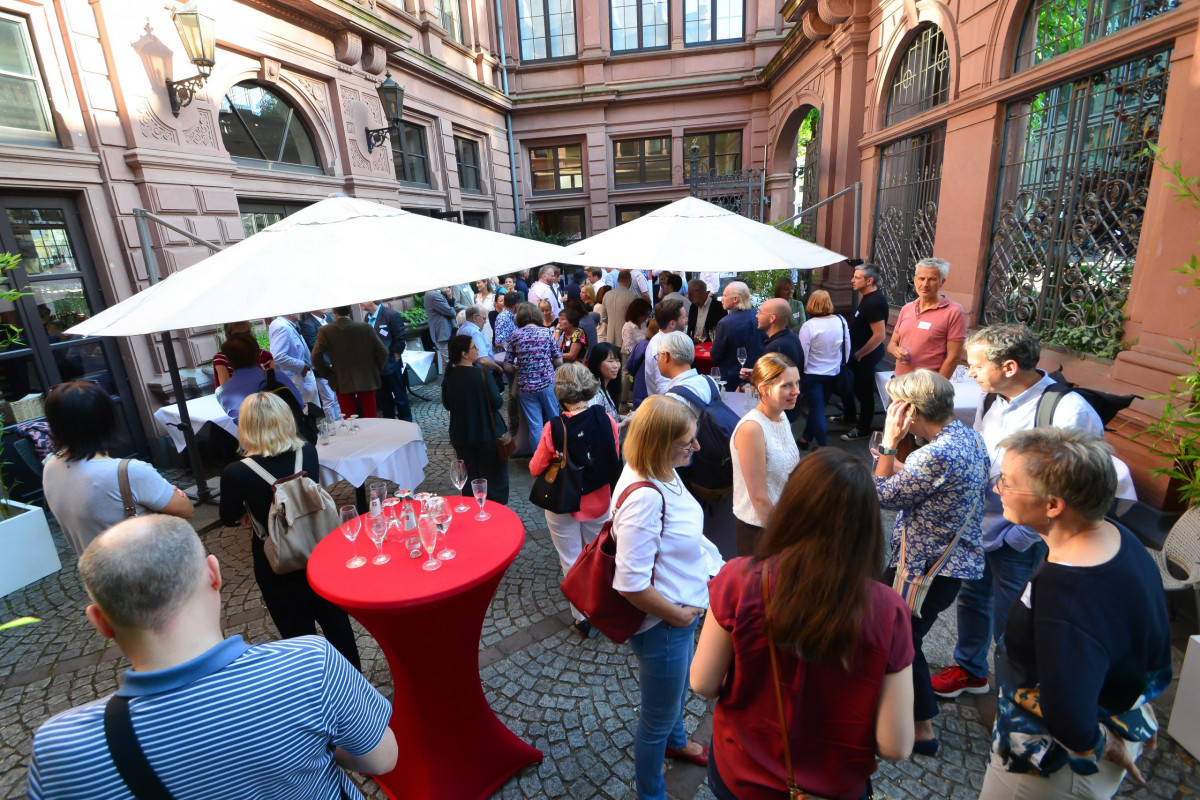Frankfurt am Main, 15.07.2022, Stadtteil Westend, Ulmenstrasse 20, Frankfurter-Presseclub (FPC) feiert sein Sommerfest. (c) FOTO: Rainer Rüffer (RUEFFER).