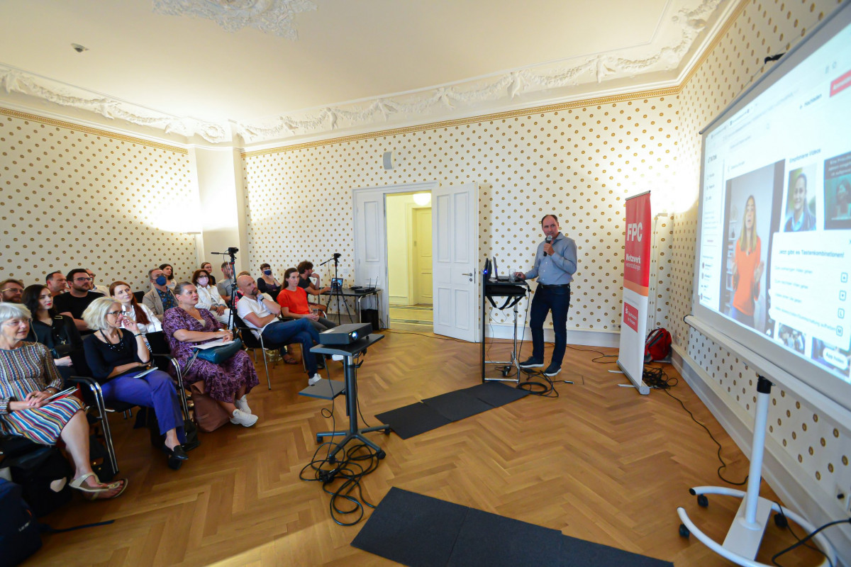 Frankfurt am Main, 11.07.2022, Stadtteil Sachsenhausen, Villa Metzler, Schaumainkai 17, Frankfurter Presseclub (FPC) Netzwerkveranstaltung unter dem Titel "Online erfordert Multitasking – Neue Berufsprofile im Journalismus". (c) FOTO: Rainer Rüffer (RUEFFER).