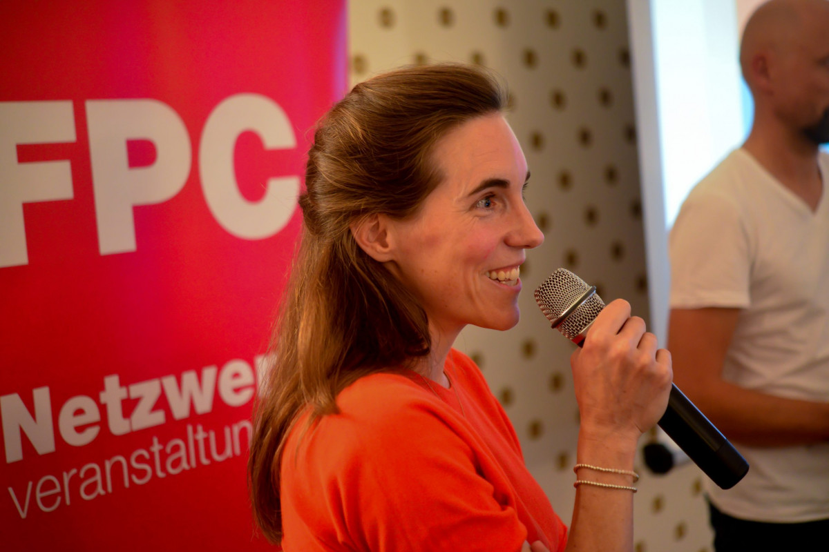 Frankfurt am Main, 11.07.2022, Stadtteil Sachsenhausen, Villa Metzler, Schaumainkai 17, Frankfurter Presseclub (FPC) Netzwerkveranstaltung unter dem Titel "Online erfordert Multitasking – Neue Berufsprofile im Journalismus". HIER: Lilith Becker (Leiterin Content-Netzwerk yeet). (c) FOTO: Rainer Rüffer (RUEFFER).