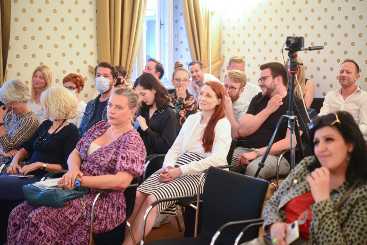 Frankfurt am Main, 11.07.2022, Stadtteil Sachsenhausen, Villa Metzler, Schaumainkai 17, Frankfurter Presseclub (FPC) Netzwerkveranstaltung unter dem Titel "Online erfordert Multitasking – Neue Berufsprofile im Journalismus". (c) FOTO: Rainer Rüffer (RUEFFER).