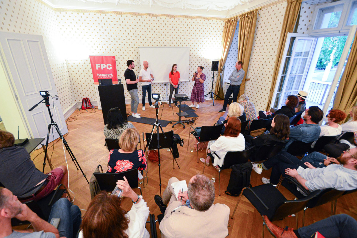 Frankfurt am Main, 11.07.2022, Stadtteil Sachsenhausen, Villa Metzler, Schaumainkai 17, Frankfurter Presseclub (FPC) Netzwerkveranstaltung unter dem Titel "Online erfordert Multitasking – Neue Berufsprofile im Journalismus". (c) FOTO: Rainer Rüffer (RUEFFER).