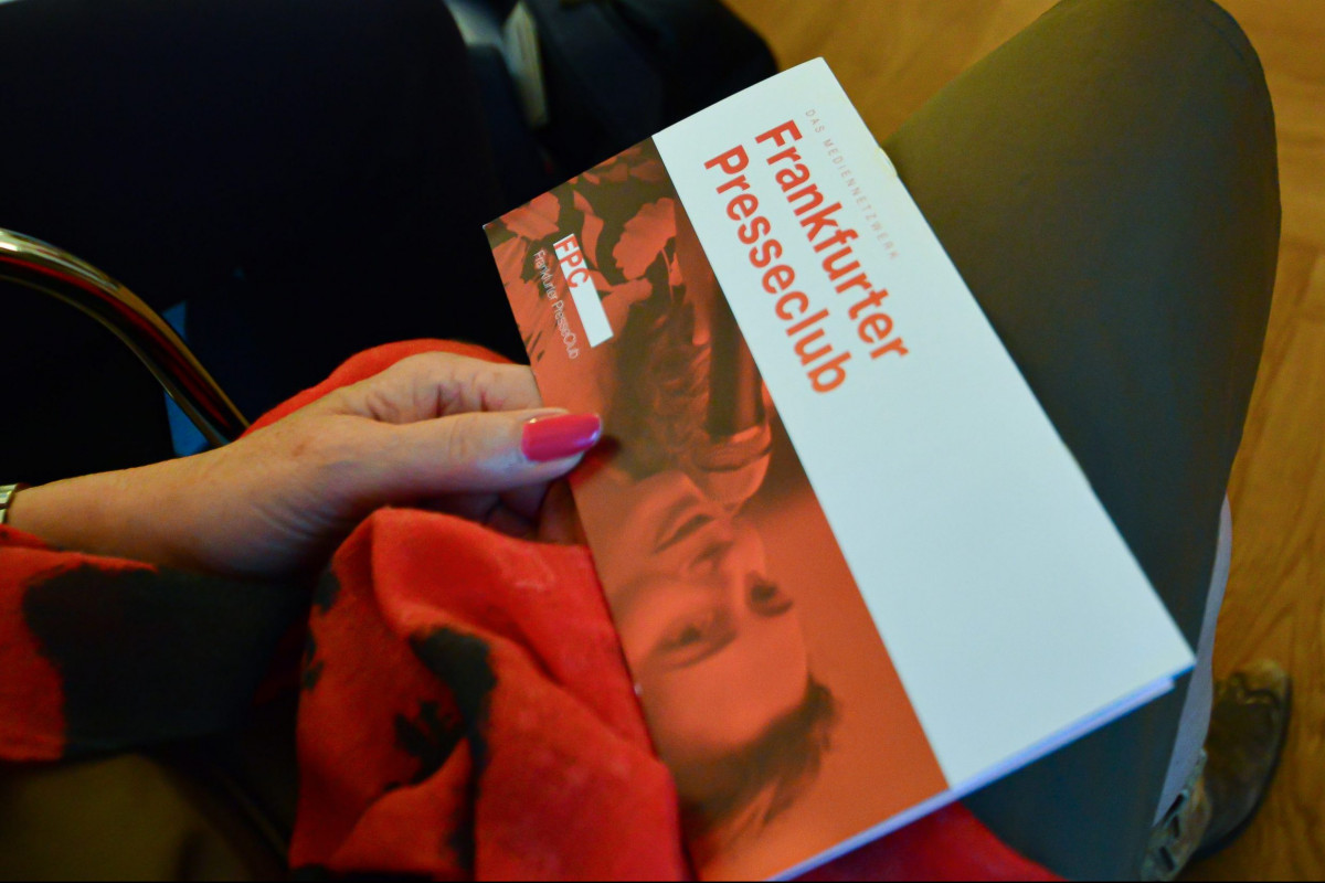 Frankfurt am Main, 11.07.2022, Stadtteil Sachsenhausen, Villa Metzler, Schaumainkai 17, Frankfurter Presseclub (FPC) Netzwerkveranstaltung unter dem Titel "Online erfordert Multitasking – Neue Berufsprofile im Journalismus". HIER: FPC-Flyer (c) FOTO: Rainer Rüffer (RUEFFER).