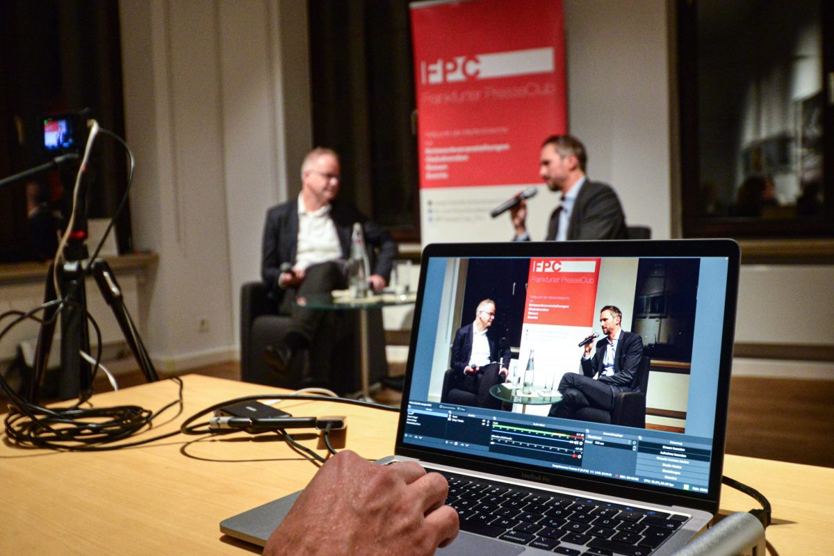 Frankfurt am Main, 26.09.2022, Stadtteil Westend, Ulmenstrasse 20, Frankfurter-Presseclub (FPC), Clubabend, Der neue Intendant des hr, Florian Hager,(r.) im FPC zu Gast. Er wird im Gespräch mit Carsten Knop eine erste Zwischenbilanz ziehen, einen Ausblick auf seine weiteren Pläne geben und die Situation der ARD einschätzen. (c) FOTO: Rainer Rüffer (Rueffer)