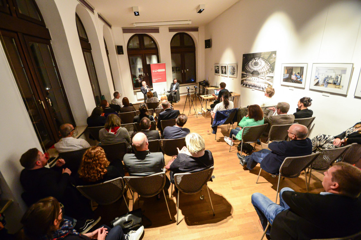 Frankfurt am Main, 26.09.2022, Stadtteil Westend, Ulmenstrasse 20, Frankfurter-Presseclub (FPC), Clubabend, Der neue Intendant des hr, Florian Hager,(r.) im FPC zu Gast. Er wird im Gespräch mit Carsten Knop eine erste Zwischenbilanz ziehen, einen Ausblick auf seine weiteren Pläne geben und die Situation der ARD einschätzen. (c) FOTO: Rainer Rüffer (Rueffer)