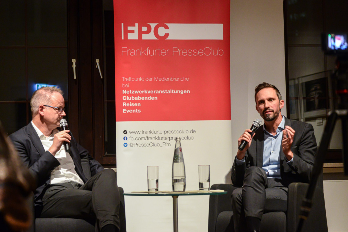 Frankfurt am Main, 26.09.2022, Stadtteil Westend, Ulmenstrasse 20, Frankfurter-Presseclub (FPC), Clubabend, Der neue Intendant des hr, Florian Hager,(r.) im FPC zu Gast. Er wird im Gespräch mit Carsten Knop eine erste Zwischenbilanz ziehen, einen Ausblick auf seine weiteren Pläne geben und die Situation der ARD einschätzen. (c) FOTO: Rainer Rüffer (Rueffer)