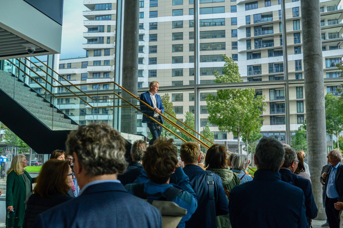 Frankfurt am Main, 08.08.2023, Stadtteil Gallus / Europaviertel,.Pariser Strasse 1, Reihe "Hausbesuch" des Frankfurter Presseclubs (FPC). Ein neues Zuhause der F.A.Z. im Europaviertel – Führung durch den Neubau / Gespräch mit Herausgeber Carsten Knop (auf der Treppe). (c) FOTO: Rainer Rüffer (Rueffer)