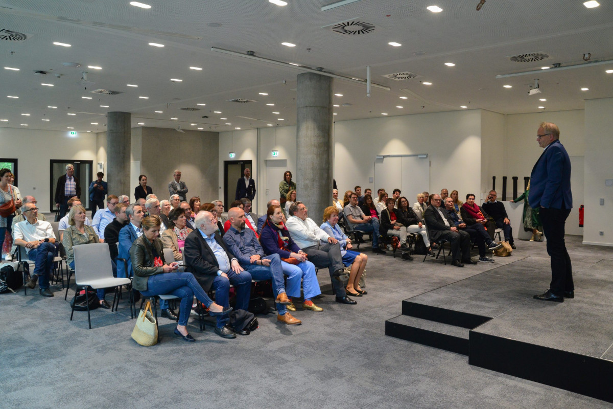 Frankfurt am Main, 08.08.2023, Stadtteil Gallus / Europaviertel,.Pariser Strasse 1, Reihe "Hausbesuch" des Frankfurter Presseclubs (FPC). Ein neues Zuhause der F.A.Z. im Europaviertel – Führung durch den Neubau / Gespräch mit Herausgeber Carsten Knop. (rechts).(c) FOTO: Rainer Rüffer (Rueffer)
