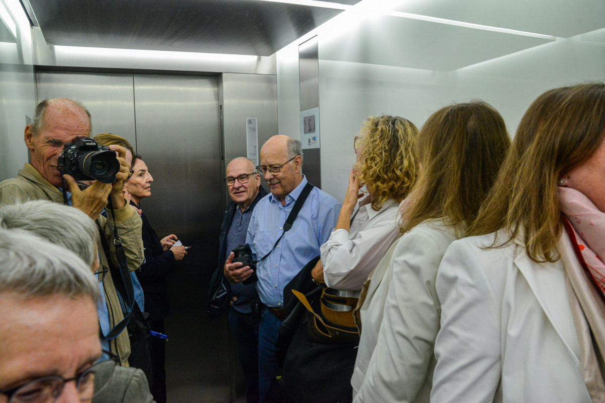 Frankfurt am Main, 08.08.2023, Stadtteil Gallus / Europaviertel,.Pariser Strasse 1, Reihe "Hausbesuch" des Frankfurter Presseclubs (FPC). Ein neues Zuhause der F.A.Z. im Europaviertel – Führung durch den Neubau / Gespräch mit Herausgeber Carsten Knop. HIER: Teile der Gruppe im Aufzug. (c) FOTO: Rainer Rüffer (Rueffer)