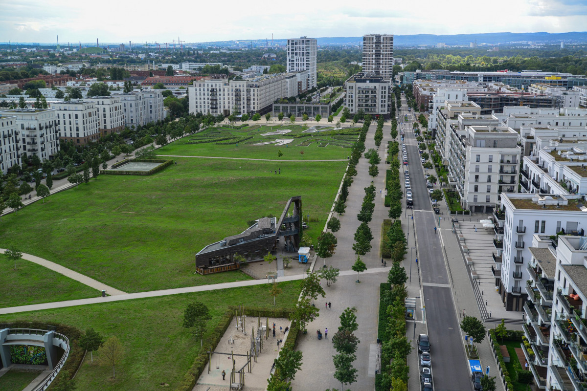 Frankfurt am Main, 08.08.2023, Stadtteil Gallus / Europaviertel,.Pariser Strasse 1, Reihe "Hausbesuch" des Frankfurter Presseclubs (FPC). Ein neues Zuhause der F.A.Z. im Europaviertel – Führung durch den Neubau / Gespräch mit Herausgeber Carsten Knop. HIER: Blick auf das Europaviertel und den Europagarten.(c) FOTO: Rainer Rüffer (Rueffer)