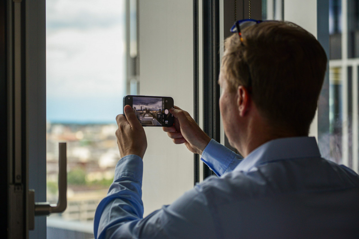 Frankfurt am Main, 08.08.2023, Stadtteil Gallus / Europaviertel,.Pariser Strasse 1, Reihe "Hausbesuch" des Frankfurter Presseclubs (FPC). Ein neues Zuhause der F.A.Z. im Europaviertel – Führung durch den Neubau / Gespräch mit Herausgeber Carsten Knop.(c) FOTO: Rainer Rüffer (Rueffer)