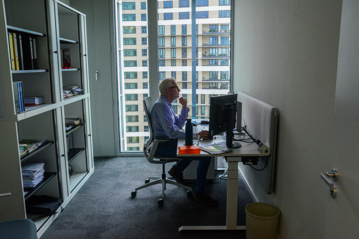 Frankfurt am Main, 08.08.2023, Stadtteil Gallus / Europaviertel,.Pariser Strasse 1, Reihe "Hausbesuch" des Frankfurter Presseclubs (FPC). Ein neues Zuhause der F.A.Z. im Europaviertel – Führung durch den Neubau / Gespräch mit Herausgeber Carsten Knop. HIER: Blick in ein Zimmer in der Rhein-Main-Redaktion. (c) FOTO: Rainer Rüffer (Rueffer)