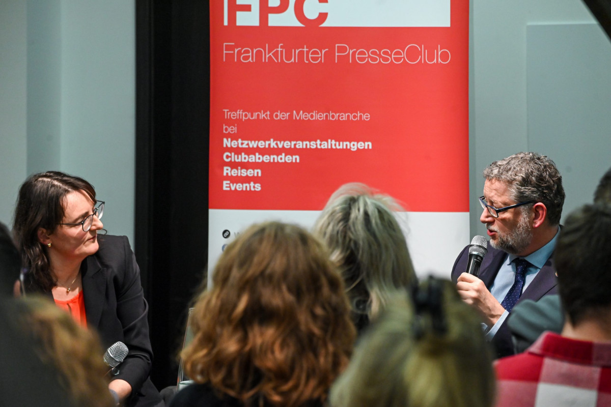 Frankfurt am Main, 28.11.2023, Stadtteil Westend, Ulmenstrasse 20, Frankfurter-Presseclub (FPC) Clubabend: Internationale Zusammenarbeit in herausfordernden Zeiten – Thorsten Schäfer-Gümbel, Vorstandssprecher der GIZ, im Gespräch mit FPC-Vorstandsm Mitglied Martina Schmehl.(c) FOTO: Rainer Rüffer (Rueffer)