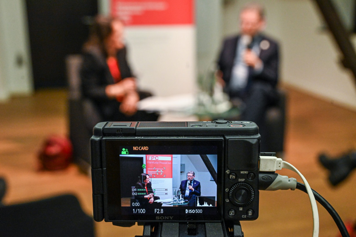 Frankfurt am Main, 28.11.2023, Stadtteil Westend, Ulmenstrasse 20, Frankfurter-Presseclub (FPC) Clubabend: Internationale Zusammenarbeit in herausfordernden Zeiten – Thorsten Schäfer-Gümbel, Vorstandssprecher der GIZ, im Gespräch mit FPC-Vorstandsm Mitglied Martina Schmehl.(c) FOTO: Rainer Rüffer (Rueffer)