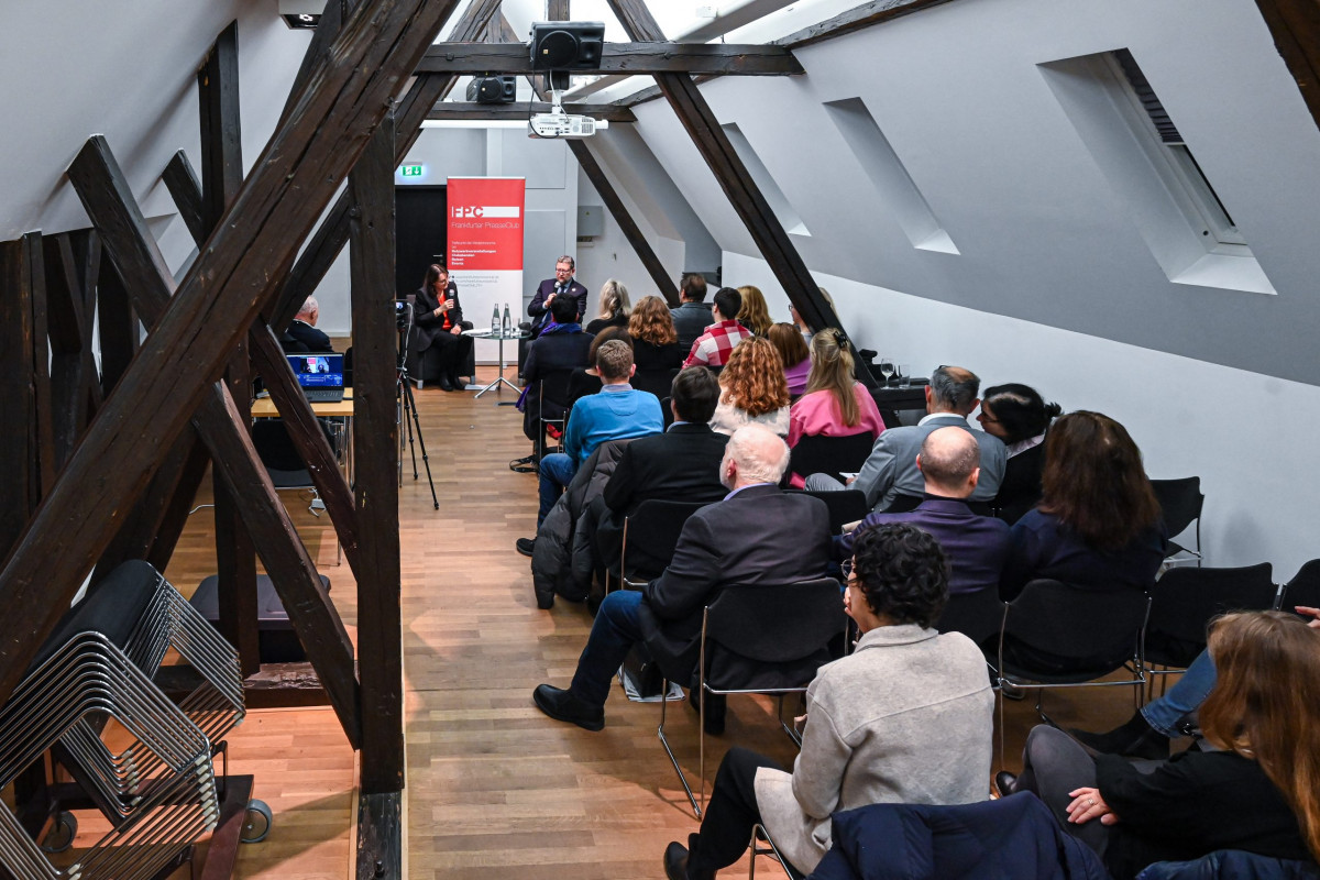 Frankfurt am Main, 28.11.2023, Stadtteil Westend, Ulmenstrasse 20, Frankfurter-Presseclub (FPC) Clubabend: Internationale Zusammenarbeit in herausfordernden Zeiten – Thorsten Schäfer-Gümbel, Vorstandssprecher der GIZ, im Gespräch mit FPC-Vorstandsmitglied Martina Schmehl. HIER: Blick ins Publikum.(c) FOTO: Rainer Rüffer (Rueffer)