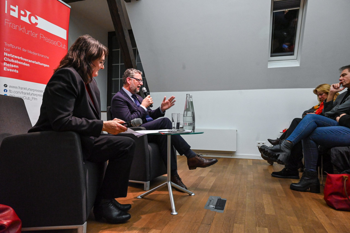 Frankfurt am Main, 28.11.2023, Stadtteil Westend, Ulmenstrasse 20, Frankfurter-Presseclub (FPC) Clubabend: Internationale Zusammenarbeit in herausfordernden Zeiten – Thorsten Schäfer-Gümbel, Vorstandssprecher der GIZ, im Gespräch mit FPC-Vorstandsmitglied Martina Schmehl.(c) FOTO: Rainer Rüffer (Rueffer)