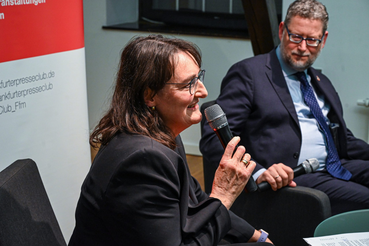 Frankfurt am Main, 28.11.2023, Stadtteil Westend, Ulmenstrasse 20, Frankfurter-Presseclub (FPC) Clubabend: Internationale Zusammenarbeit in herausfordernden Zeiten – Thorsten Schäfer-Gümbel, Vorstandssprecher der GIZ, im Gespräch mit FPC-Vorstandsmitglied Martina Schmehl.(c) FOTO: Rainer Rüffer (Rueffer)