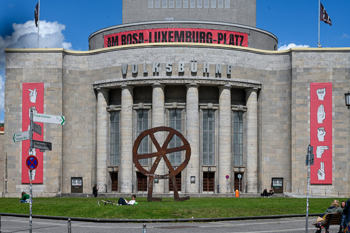 Berlin, 13.06.2024, (c) Berlin-Fortbildungsreise des Frankfurter-Presseclubs (FPC). HIER: Volksbühne am Rosa-Luxemburg-Platz.(c) FOTO: Rainer Rüffer (Rueffer)