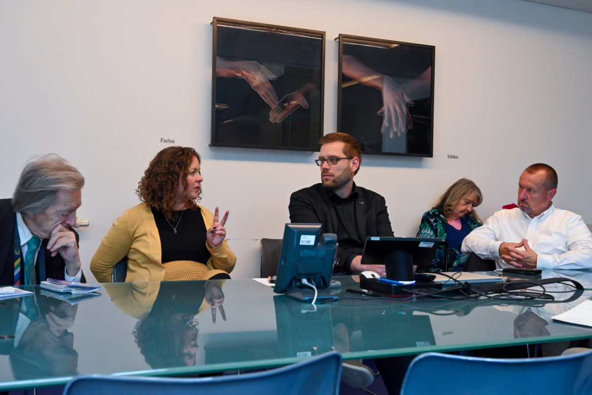 Berlin, 13.06.2024, (c) Berlin-Fortbildungsreise des Frankfurter-Presseclubs (FPC). HIER: Im ARD-Hauptstadtstudio. Hintergrundgespräch mit Bianca Schwarz, hr-Hörfunkkorrespondentin (2.v.l).(c) FOTO: Rainer Rüffer (Rueffer)