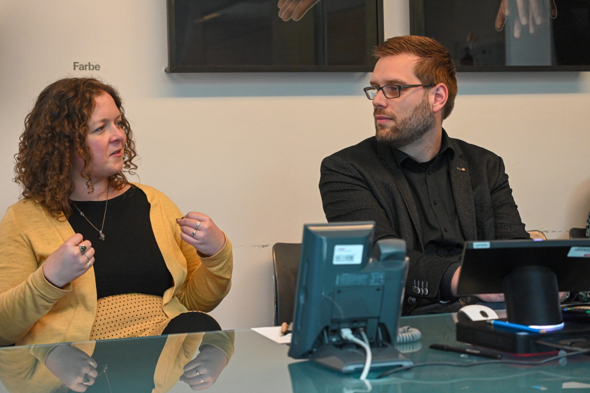 Berlin, 13.06.2024, (c) Berlin-Fortbildungsreise des Frankfurter-Presseclubs (FPC). HIER: Im ARD-Hauptstadtstudio. Hintergrundgespräch mit Bianca Schwarz, hr-Hörfunkkorrespondentin (l.).(c) FOTO: Rainer Rüffer (Rueffer)