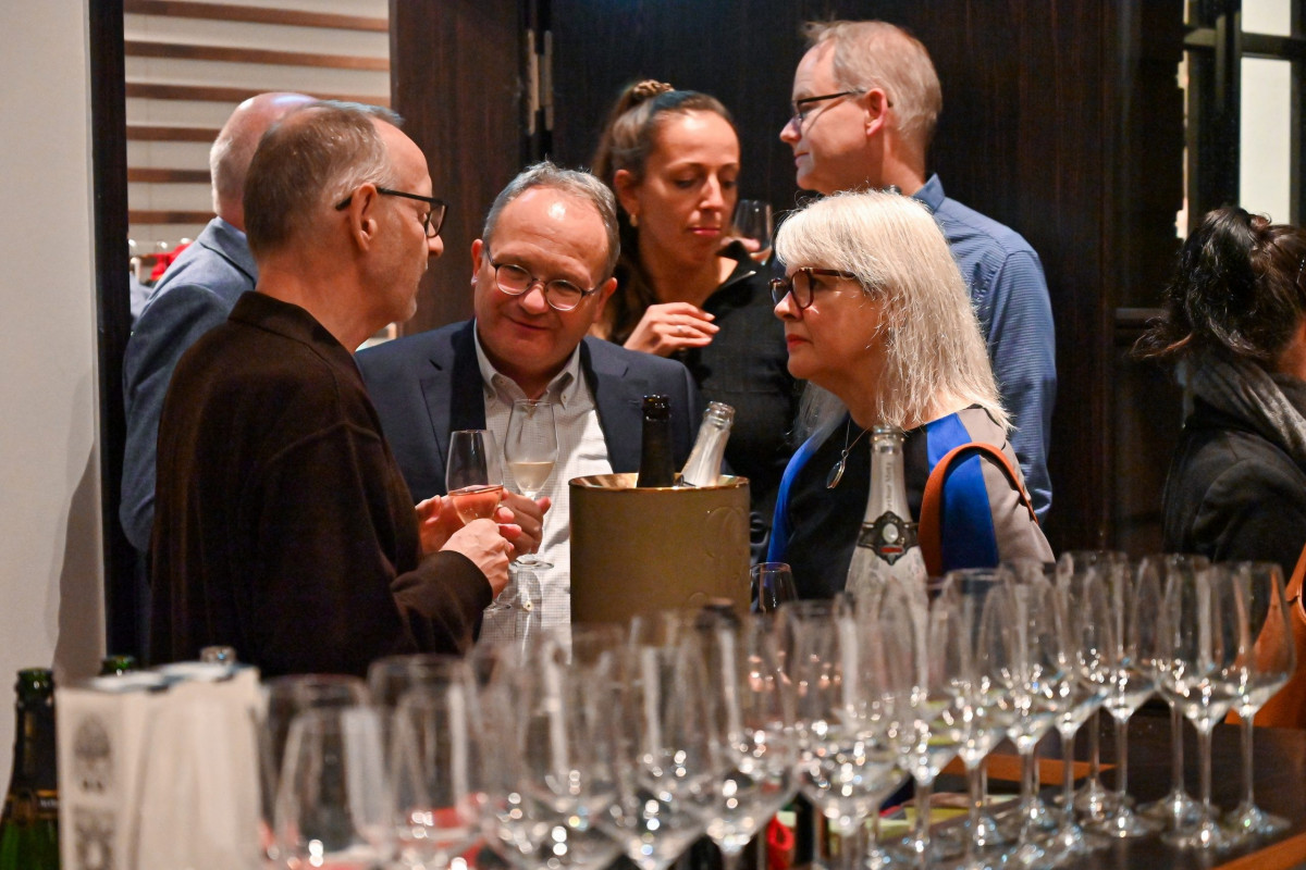 Frankfurt am Main, 28.10.2024, Stadtteil Westend, Ulmenstrasse 20, Frankfurter-Presseclub (FPC), Text der Einladung: "Nach fast 30 Jahren Engagement im FPC verabschieden wir uns nun von Nikolaus Münster. Im Namen des gesamten Vorstands und der Geschäftsstelle laden wir Sie herzlich ein, zu diesem Anlass mit uns anzustoßen und Nikolaus Münster die besten Wünsche für den „FPC-Ruhestand“ mit auf den Weg zu geben." (c) FOTO: Rainer Rüffer