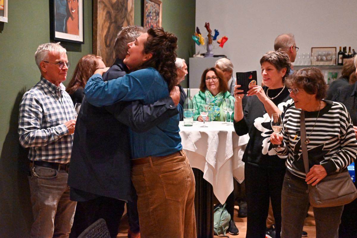 Frankfurt am Main, 28.10.2024, Stadtteil Westend, Ulmenstrasse 20, Frankfurter-Presseclub (FPC), Text der Einladung: "Nach fast 30 Jahren Engagement im FPC verabschieden wir uns nun von Nikolaus Münster. Im Namen des gesamten Vorstands und der Geschäftsstelle laden wir Sie herzlich ein, zu diesem Anlass mit uns anzustoßen und Nikolaus Münster die besten Wünsche für den „FPC-Ruhestand“ mit auf den Weg zu geben." HIER: Herzliche Umarmung Nikolaus Münster und FPC-Präsidentin Jana Sauer. (c) FOTO: Rainer Rüffer )