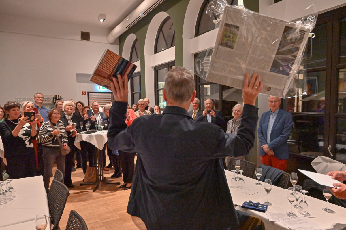 Frankfurt am Main, 28.10.2024, Stadtteil Westend, Ulmenstrasse 20, Frankfurter-Presseclub (FPC), Text der Einladung: "Nach fast 30 Jahren Engagement im FPC verabschieden wir uns nun von Nikolaus Münster. Im Namen des gesamten Vorstands und der Geschäftsstelle laden wir Sie herzlich ein, zu diesem Anlass mit uns anzustoßen und Nikolaus Münster (FOTO) die besten Wünsche für den „FPC-Ruhestand“ mit auf den Weg zu geben." (c) FOTO: Rainer Rüffer (Rueffer)