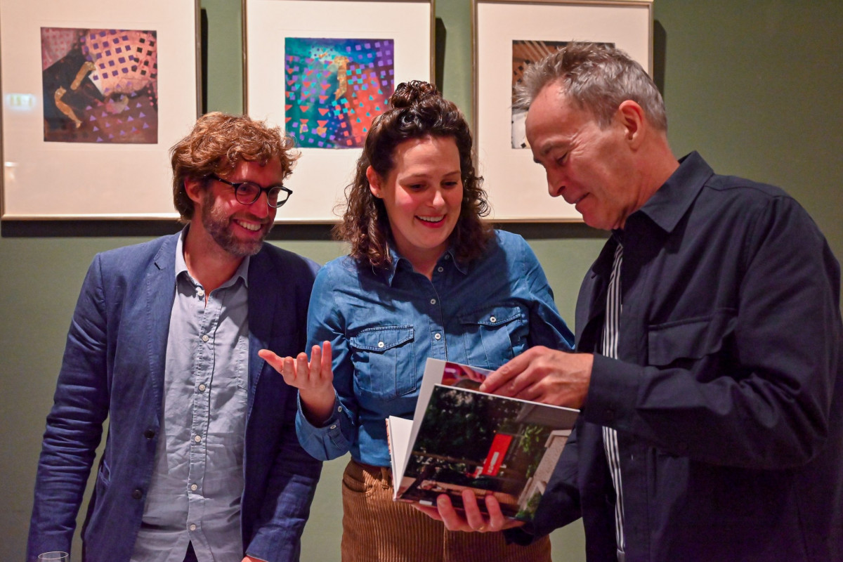 Frankfurt am Main, 28.10.2024, Stadtteil Westend, Ulmenstrasse 20, Frankfurter-Presseclub (FPC), Text der Einladung: "Nach fast 30 Jahren Engagement im FPC verabschieden wir uns nun von Nikolaus Münster. Im Namen des gesamten Vorstands und der Geschäftsstelle laden wir Sie herzlich ein, zu diesem Anlass mit uns anzustoßen und Nikolaus Münster (FOTO) die besten Wünsche für den „FPC-Ruhestand“ mit auf den Weg zu geben." HIER: Mit Julio Klappich (l.) und FPC-Präsidentin Jana Sauer (c) FOTO: Rainer Rüffer (Rueffer)