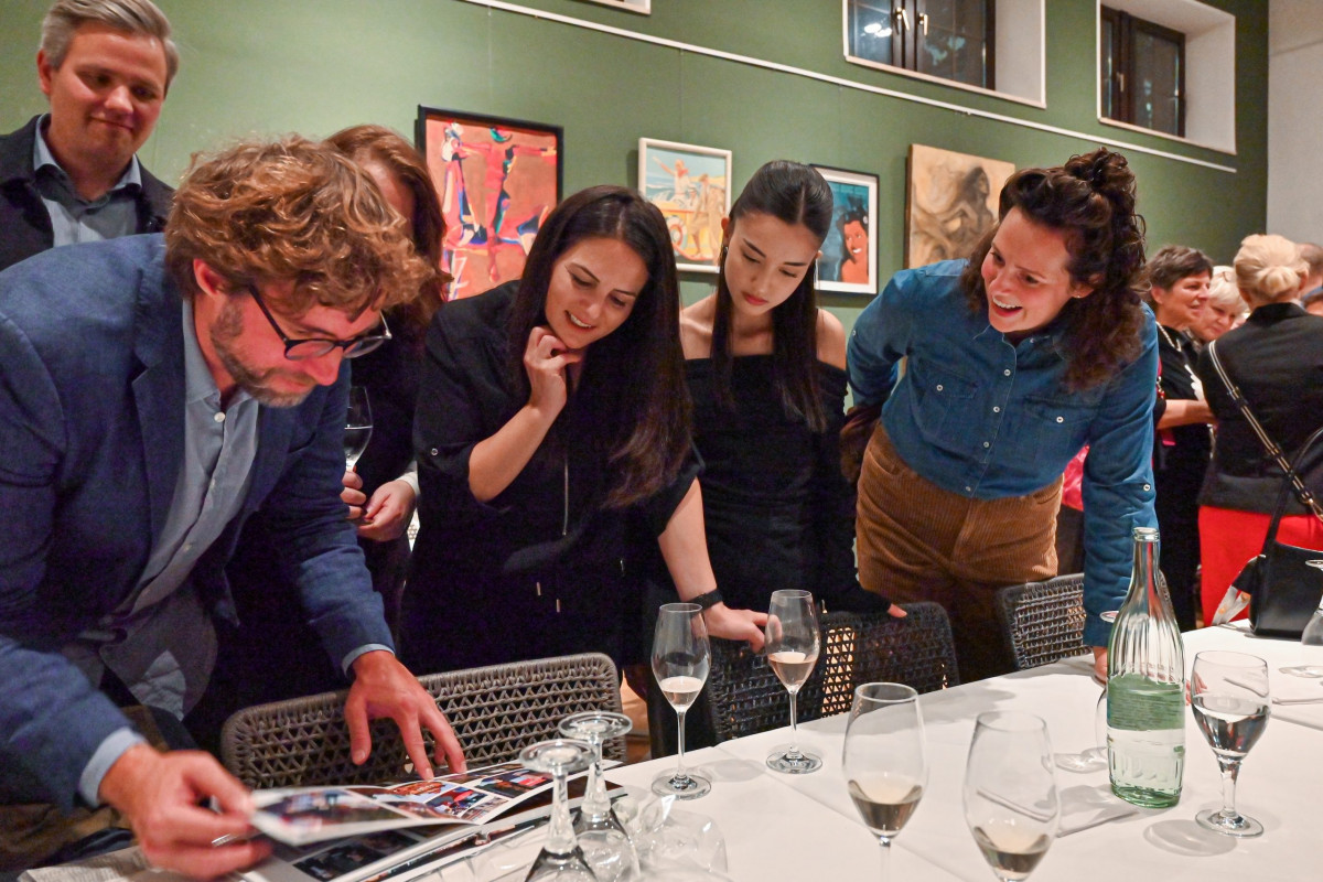 Frankfurt am Main, 28.10.2024, Stadtteil Westend, Ulmenstrasse 20, Frankfurter-Presseclub (FPC), Text der Einladung: "Nach fast 30 Jahren Engagement im FPC verabschieden wir uns nun von Nikolaus Münster. Im Namen des gesamten Vorstands und der Geschäftsstelle laden wir Sie herzlich ein, zu diesem Anlass mit uns anzustoßen und Nikolaus Münster die besten Wünsche für den „FPC-Ruhestand“ mit auf den Weg zu geben." (c) FOTO: Rainer Rüffer (Rueffer)