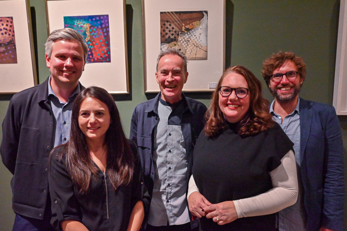 Frankfurt am Main, 28.10.2024, Stadtteil Westend, Ulmenstrasse 20, Frankfurter-Presseclub (FPC), Text der Einladung: "Nach fast 30 Jahren Engagement im FPC verabschieden wir uns nun von Nikolaus Münster. Im Namen des gesamten Vorstands und der Geschäftsstelle laden wir Sie herzlich ein, zu diesem Anlass mit uns anzustoßen und Nikolaus Münster die besten Wünsche für den „FPC-Ruhestand“ mit auf den Weg zu geben." HIER: Nikolaus Münster (m.) mit den Mitarbeitern. der FPC-Geschäftsstelle.c) FOTO: Rainer Rüffer (Rueffer)