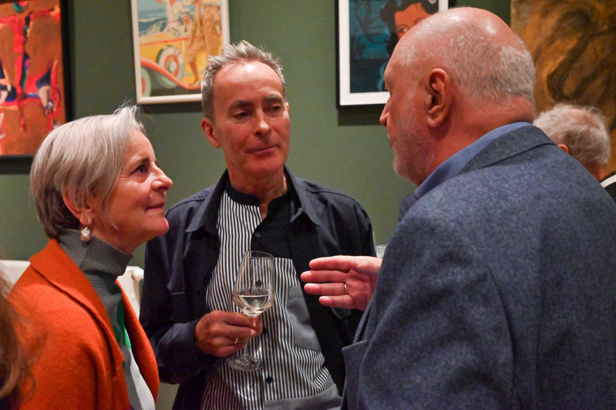 Frankfurt am Main, 28.10.2024, Stadtteil Westend, Ulmenstrasse 20, Frankfurter-Presseclub (FPC), Text der Einladung: "Nach fast 30 Jahren Engagement im FPC verabschieden wir uns nun von Nikolaus Münster. Im Namen des gesamten Vorstands und der Geschäftsstelle laden wir Sie herzlich ein, zu diesem Anlass mit uns anzustoßen und Nikolaus Münster die besten Wünsche für den „FPC-Ruhestand“ mit auf den Weg zu geben." HIER:Ehepaar Münster und Werner D inka (r.). (c) FOTO: Rainer Rüffer (Rueffer)