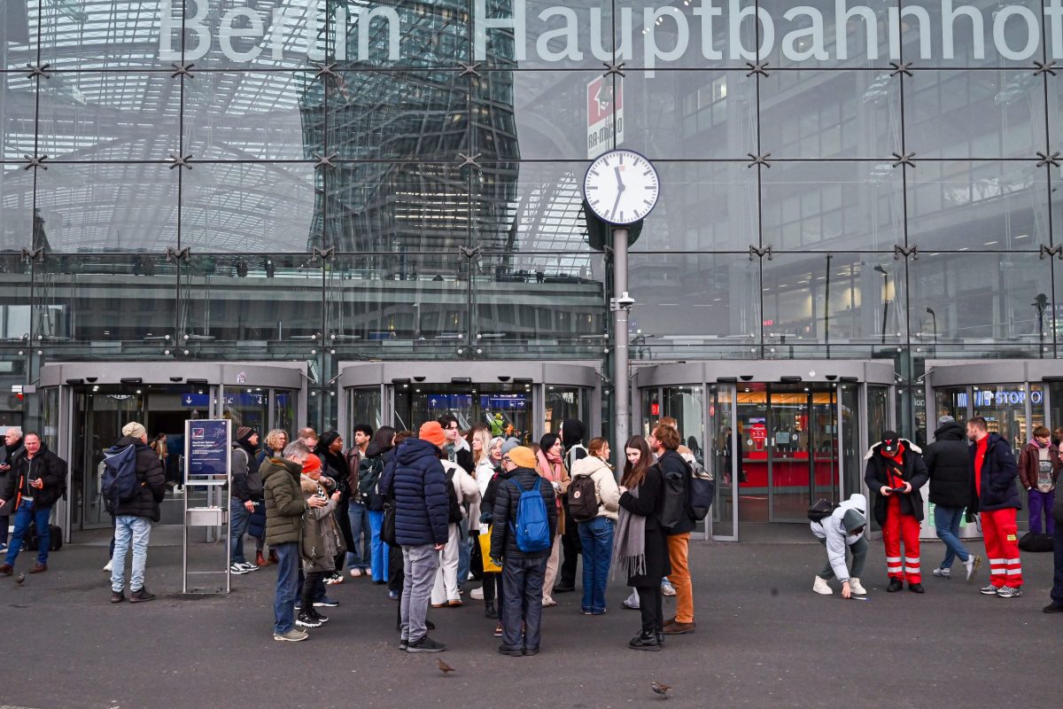 Berlin, 12.11.2024, Am 15. September hat das neue Medienhaus in Berlin Neukölln, das sich als Labor für Innovationen im Journalismus versteht, eröffnet. Der gerade fertiggestellte Bau beher- bergt eine Reihe von Journalisten-Organisationen wie Reporter ohne Grenzen, Netz- werk Recherche, die Reporterfabrik und Correctiv. Der Presseclub wird auf der eintä- gigen Reise das innovative Haus besichtigen und mit einigen prominenten Mietern Hintergrundgespräche führen. HIER: FPC-Reisegruppe am BerlinerHauptbahnhof. (c) FOTO: Rainer Rüffer (Rueffer)