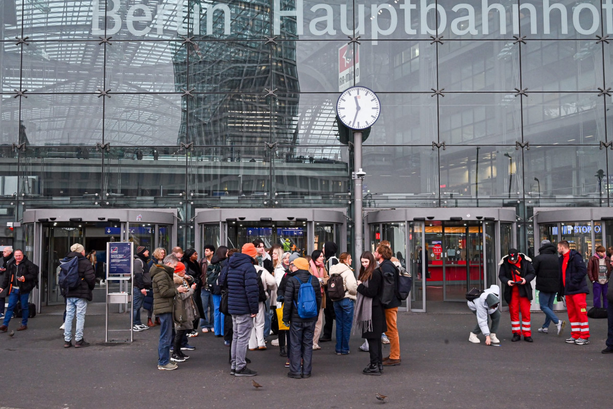 Berlin, 12.11.2024, Am 15. September hat das neue Medienhaus in Berlin Neukölln, das sich als Labor für Innovationen im Journalismus versteht, eröffnet. Der gerade fertiggestellte Bau beher- bergt eine Reihe von Journalisten-Organisationen wie Reporter ohne Grenzen, Netz- werk Recherche, die Reporterfabrik und Correctiv. Der Presseclub wird auf der eintä- gigen Reise das innovative Haus besichtigen und mit einigen prominenten Mietern Hintergrundgespräche führen. HIER: FPC-Reisegruppe am BerlinerHauptbahnhof. (c) FOTO: Rainer Rüffer (Rueffer)