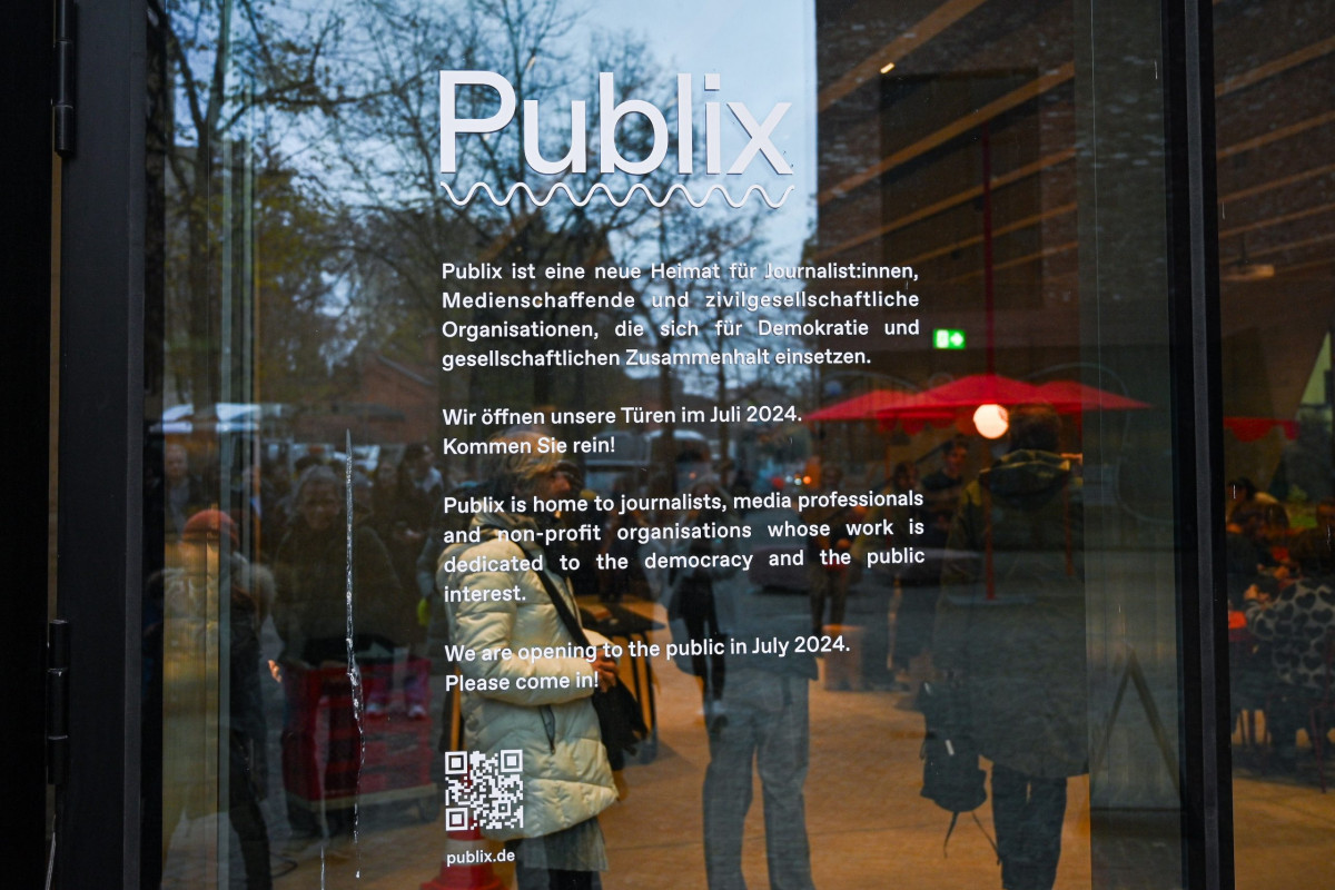 Berlin, 12.11.2024, Am 15. September hat das neue Medienhaus in Berlin Neukölln, das sich als Labor für Innovationen im Journalismus versteht, eröffnet. Der gerade fertiggestellte Bau (Publix) beherbergt eine Reihe von Journalisten-Organisationen wie Reporter ohne Grenzen, Netz- werk Recherche, die Reporterfabrik und Correctiv. Der Presseclub wird auf der eintägigen Reise das innovative Haus besichtigen und mit einigen prominenten Mietern Hintergrundgespräche führen. (c) FOTO: Rainer Rüffer (Rueffer)