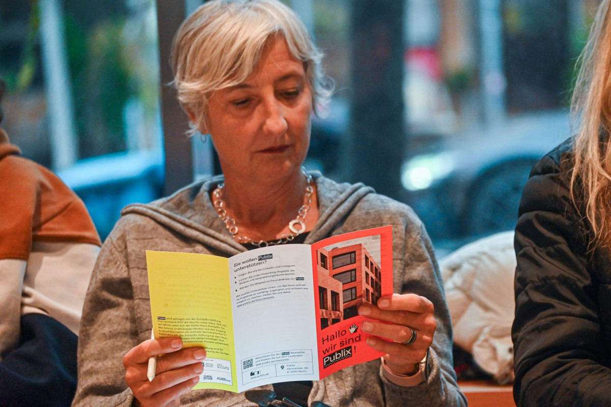 Berlin, 12.11.2024, Am 15. September hat das neue Medienhaus in Berlin Neukölln, das sich als Labor für Innovationen im Journalismus versteht, eröffnet. Der gerade fertiggestellte Bau (Publix) beherbergt eine Reihe von Journalisten-Organisationen wie Reporter ohne Grenzen, Netz- werk Recherche, die Reporterfabrik und Correctiv. Der Presseclub wird auf der eintägigen Reise das innovative Haus besichtigen und mit einigen prominenten Mietern Hintergrundgespräche führen. (c) FOTO: Rainer Rüffer (Rueffer)